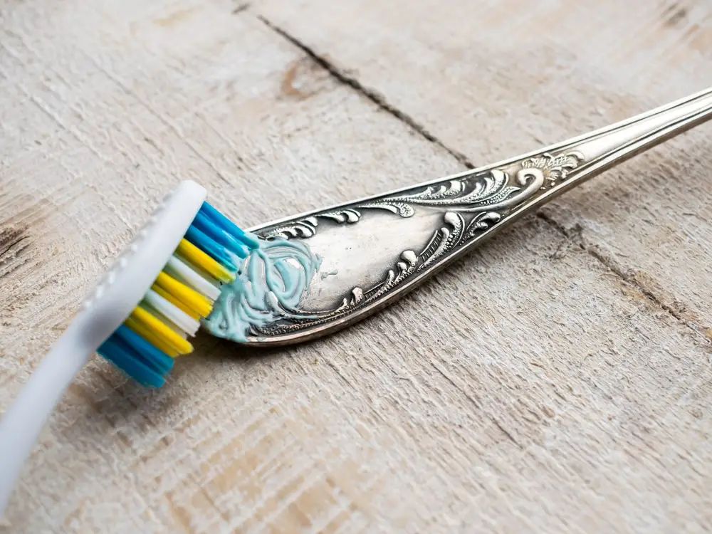 rengöra silver med tandborste